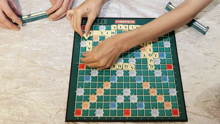 Sanapeli Scrabble höllää sääntöjä – selfie ja dubstep sallitaan | Yle