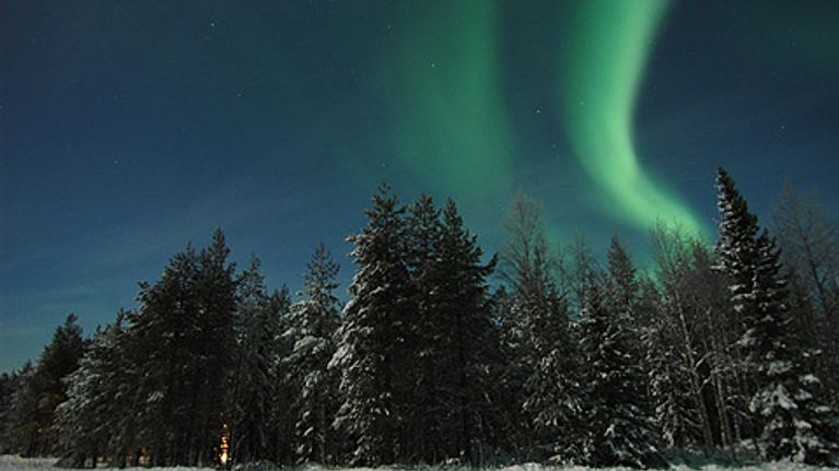 Vihertäviä revontulia taivaalla.