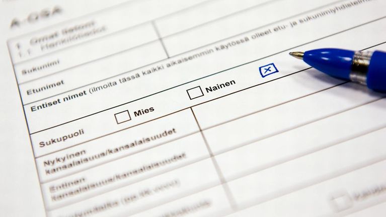Lomake, jossa rastitettavana kohta nainen/mies.