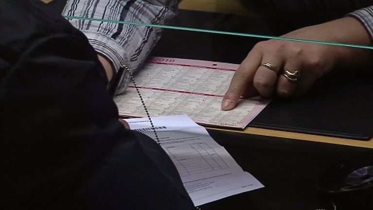 Asiakas Kelan Kotkansaaren toimistossa