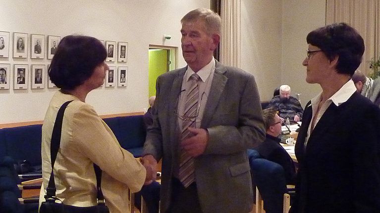 Tita Rinnevaara sai onnittelut hallituksen ja valtuuston puheenjohtajilta valinnastaan.
