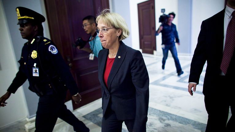 Demokraattisen puolueen senaattori ja superkomitean työryhmän puheenjohtaja Patty Murray lehdistön ympäröimänä poistuessaan tapaamisesta senaattori John Kerryn toimistolta.