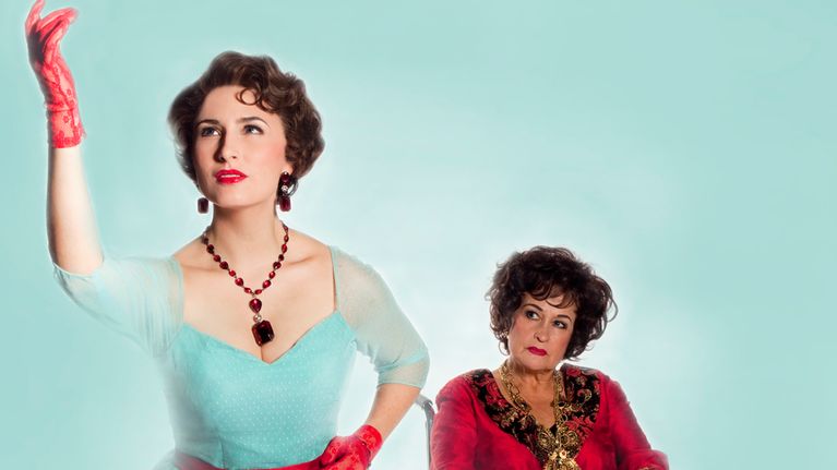 Nimirooleissa nähdään Maria Lund nuorena Lizinä (vas.) ja vanhana Lizinä Sinikka Sokka (oik.). 