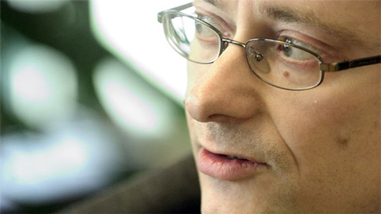 Mikael Jungner lähikuvassa.