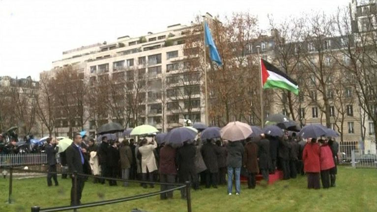 Palestiinan lippu nostettiin salkoon Unescon päämajan pihalla.