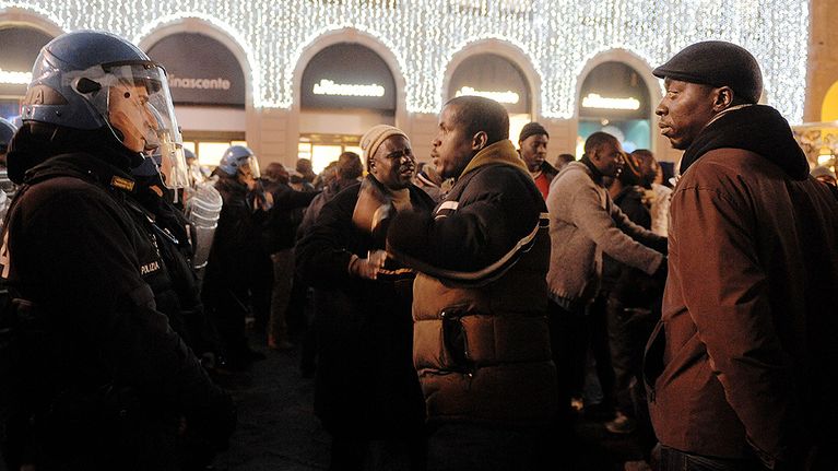 Lukuisat senegalilaismiehet protestoivat Firenzen keskustassa sen jälkeen, kun äärioikeistolainen asemies oli ampunut kuoliaaksi kaksi afrikkalaista katukauppiasta.