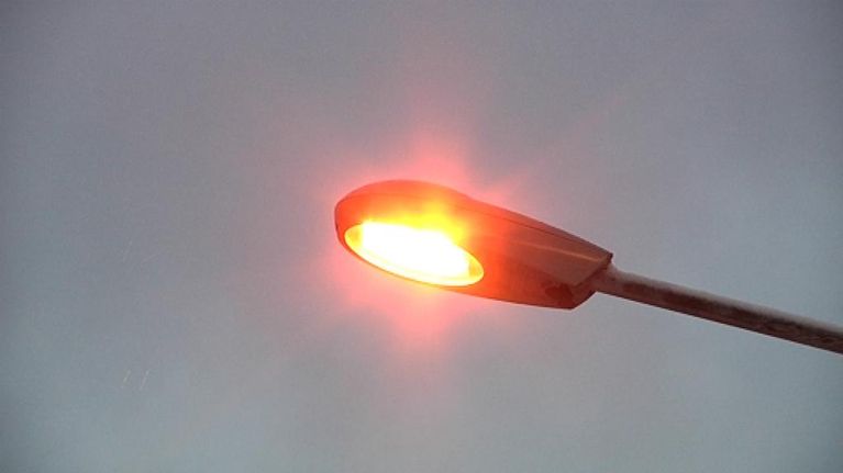 Osa uusistakaan lampuista ei muodoltaan poikkea vanhoista katuvaloista. Valon väri paljastaa kuitenkin, ettei niissä hehku vanha sinertävä elohopeakaasu.