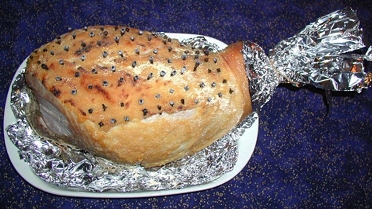 Paistettu kinkku tarjoiluvadilla