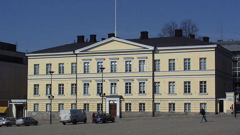 Lääninhallituksen rakennus Hämeenlinnan torin äärellä.