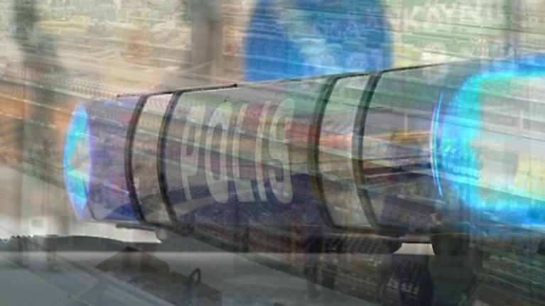 Poliisiauton siniset vilkut päällekkäiskuvassa kauppakeskus Sellon sisäkuvan kanssa