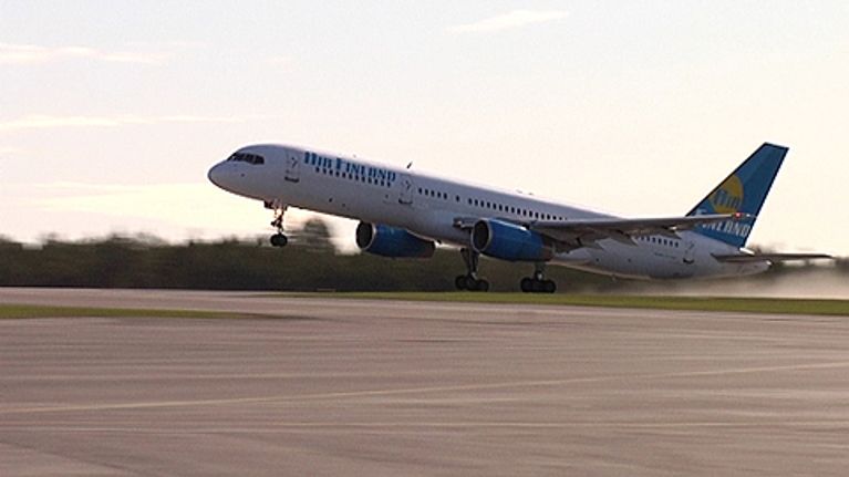 Air Finlandin matkustajalentokone nousee ilmaan Seinäjoen lentokentällä.