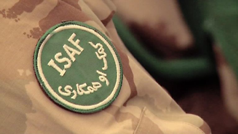 ISAF-rauhanturvaoperaation tunnus rauhanturvaajan maastopuvun hihassa