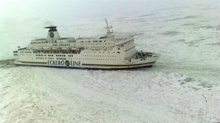 Eckerö Linen Nordlandia-alus jäiden saartamana Suomenlahdella.