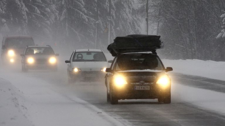 Autojonoa lumisateessa valtatie 6:lla