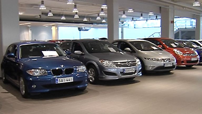 Käytettyjä autoja autoliikkeen hallissa
