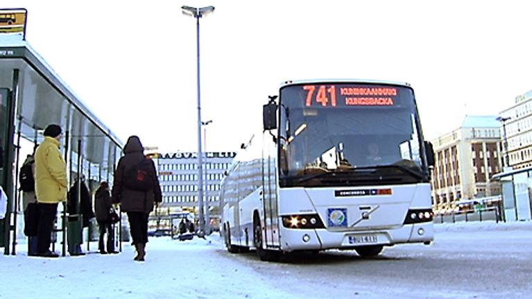 Seutuliikenteen bussi Hakaniementorilla