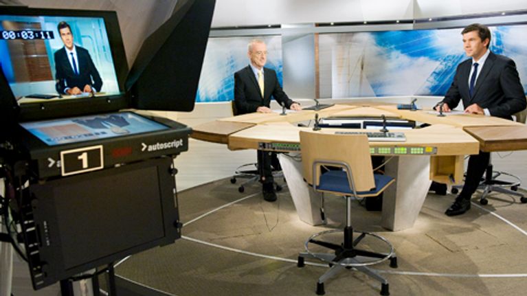 David Mawby  ja Tommy Fränti istuvat Yleisradion tv-uutisten studiossa.