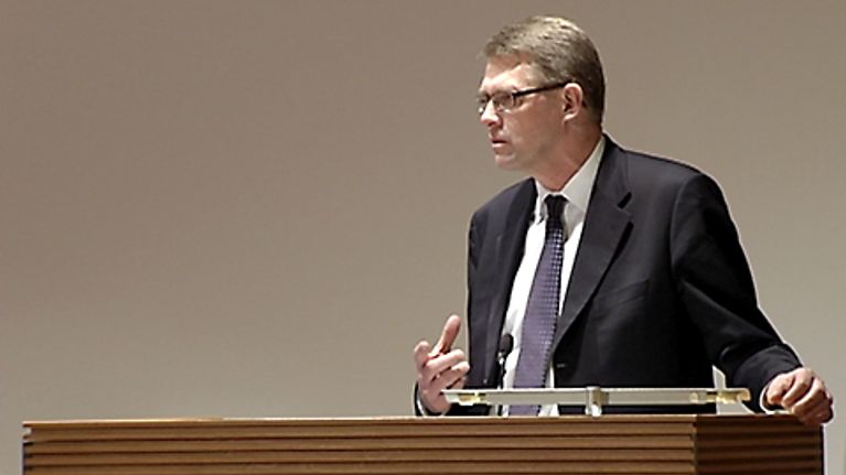 Matti Vanhanen puhuu eduskunnan EU-seminaarissa
