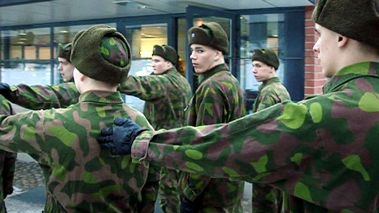 Alokkaita jonossa Riihimäen varuskunnan pihassa helmikuussa 2009.
