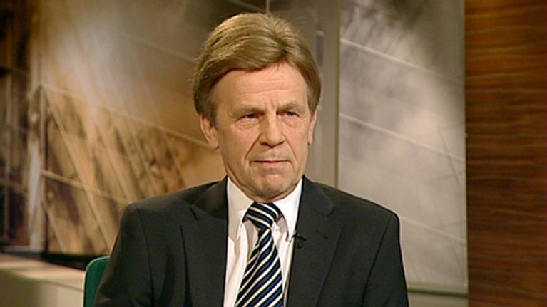 Mauri Pekkarinen studiossa keskustelemassa