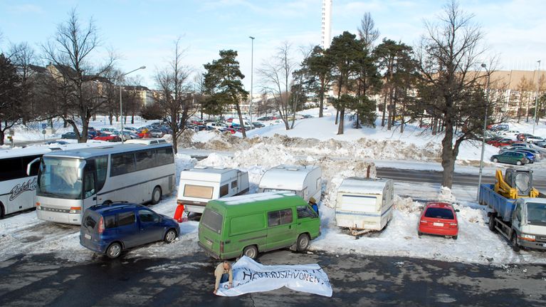 Marko Sihvosen leiri Stadionin parkkipaikalla.