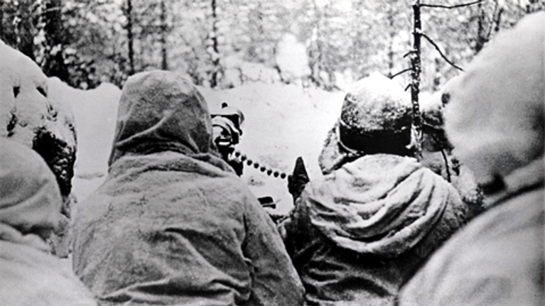 Suomalaisia lumipukuisia sotilaita konekivääriasemassa rintamalla, Laatokan Karjalassa etulinjassa.