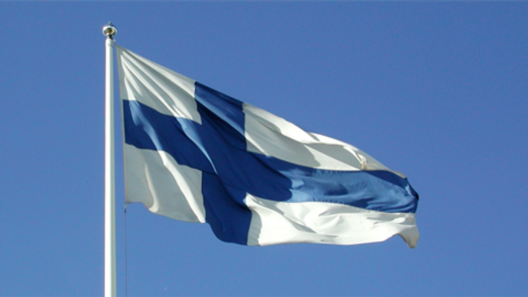 Suomen lippu liehuu tangossa.