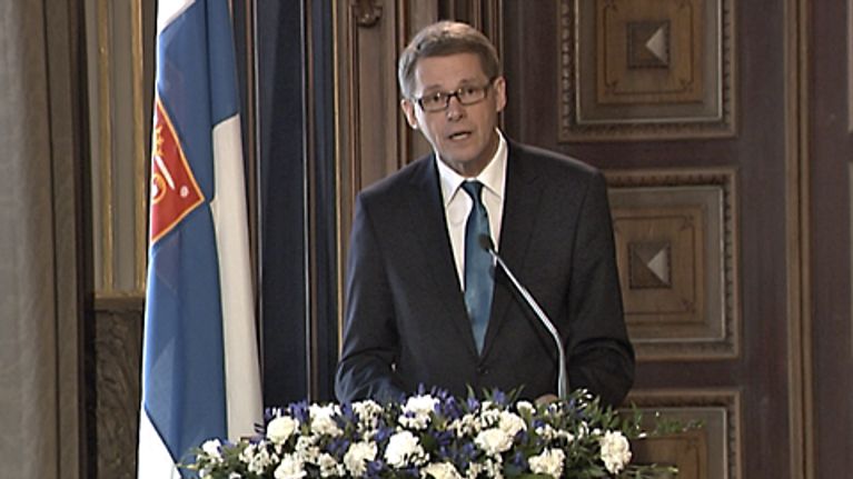 Pääministeri Matti Vanhanen piti puhetta Säätytalolla kaunis, vaalea kukkalaite edessään.