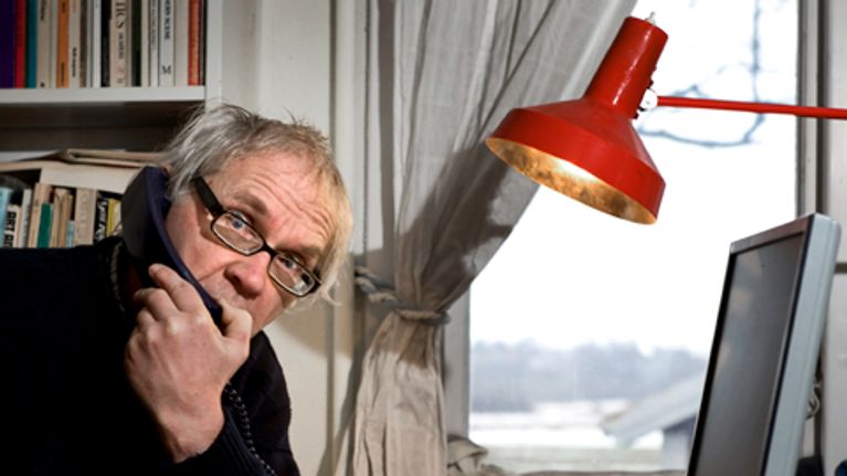 Lars Vilks puhuu puhelimeen kotonaan Etelä-Ruotsin Nyhamnslagessa.