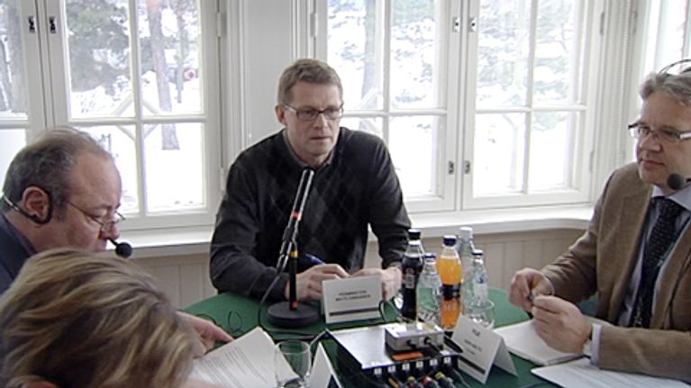 Matti Vanhanen pöydän ääressä haastateltavana