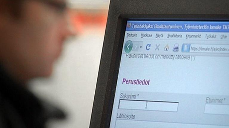 Nuori katsoo tietokoneelta työ- ja elinkeinotoimiston perustietolomaketta.