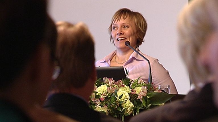 Tuuli Matinsalo puhuu Liikkuva koulu -seminaarissa Säätytalossa Helsingissä. Yleisöä.