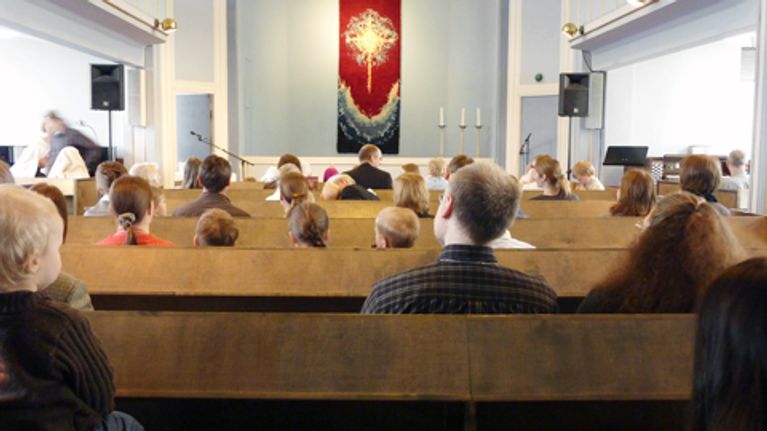 Seurakuntalaiset istuvat Markus-yhteisön järjestämässä messussa Helsingissä.