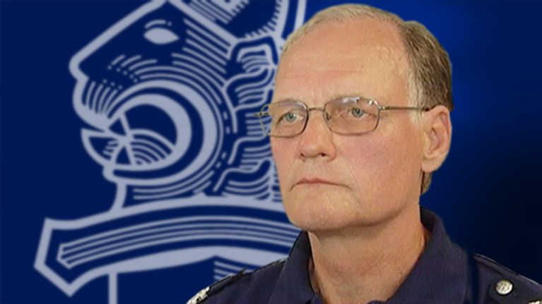 Poliisiylijohtaja Mikko Paatero. Kuvamanipulaatio: taustalla poliisin logo.