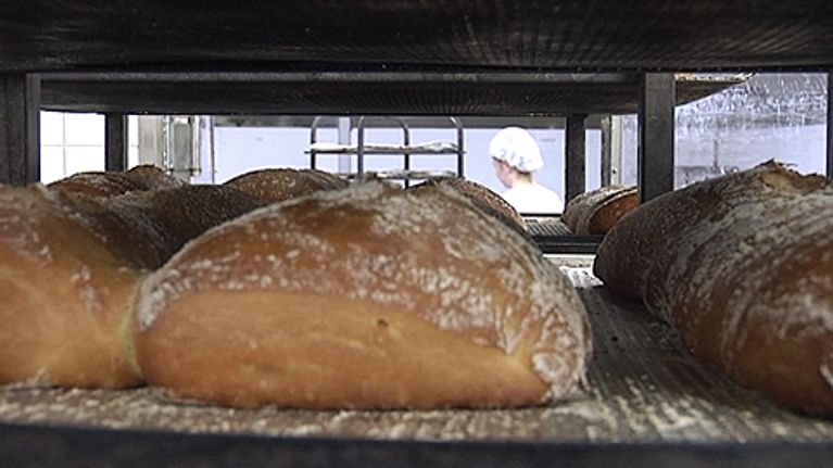 Leipiä leipomon hyllyllä