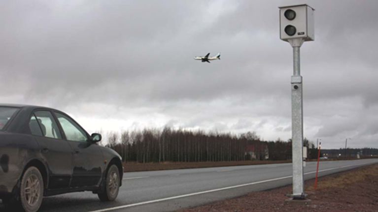 Peltipoliisi, henkilöauto ja lentokone.