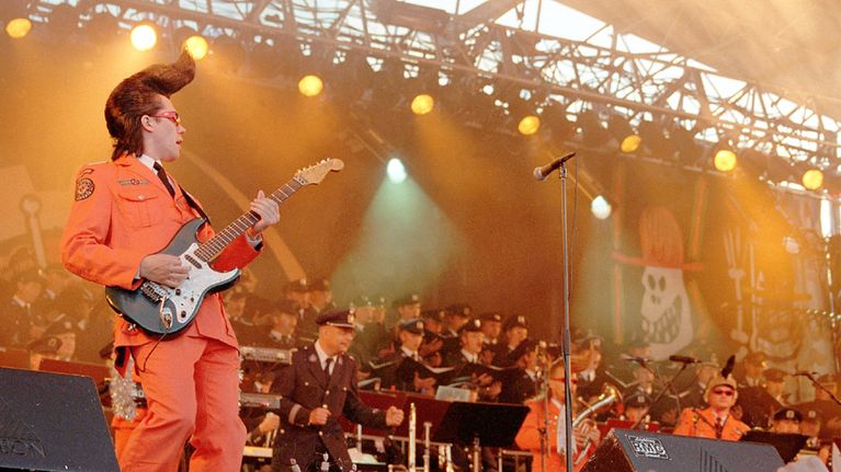 Leningrad Cowboys esiintymässä Helsingin Poliisisoittokunnan ja Poliisilaulajien kanssa.
