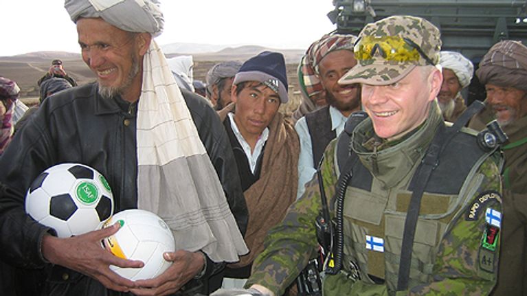 Suomalainen rauhanturvaaja ja afgaanimiehiä