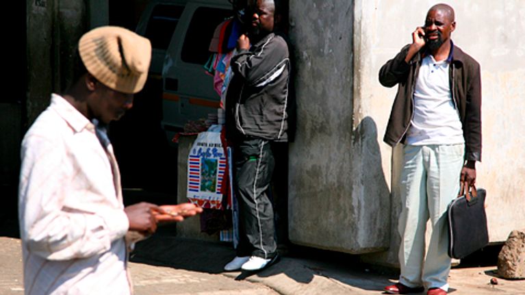 Näkymä kadulta Sowetossa Etelä-Afrikassa