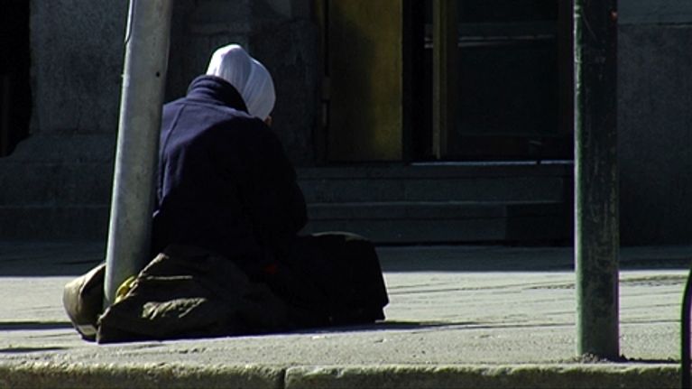 Romanialaiskerjäläinen kadulla Helsingissä