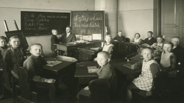 Porvoon kuurojenkoulun oppilaita 1900-luvun alkupuolella. 