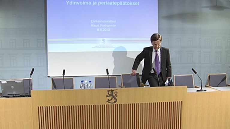 Elinkeinoministeri Mauri Pekkarinen saapumassa valtioneuvoston tiedotustilaisuuteen