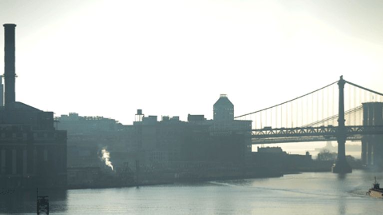 Savupäästöjä ilmassa Brooklynissä, New Yorkissa.