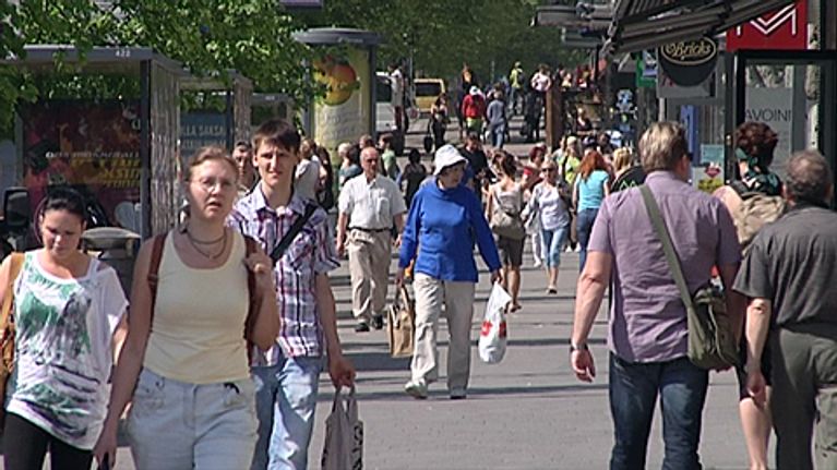 Jalankulkijoita Hämeenkadulla.
