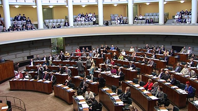 Kansanedustajia eduskunnan istuntosalissa.