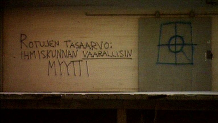Seinäkirjoitus Joensuussa vuonna 1995: "Rotujen tasaarvo: Ihmiskunnan vaarallisin myytti"