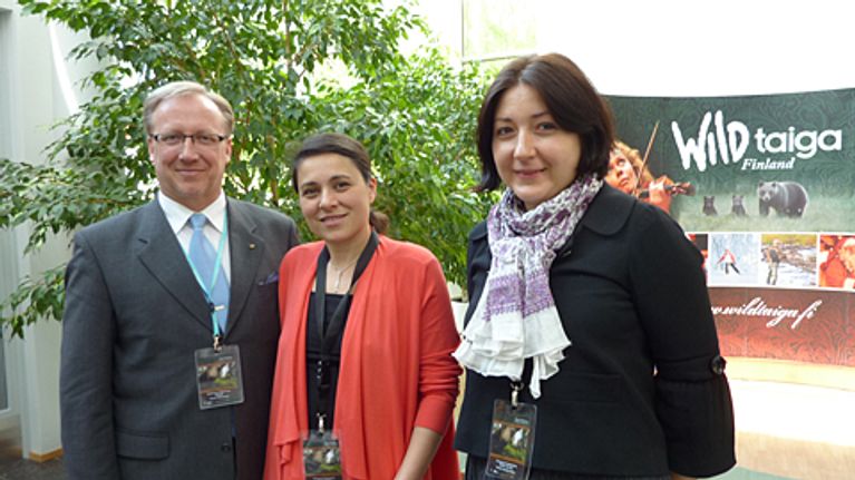 Kainuun Edun Tuomo Tahvanainen ja Euroopan Komission edustajat Francesca Tudini ja Girma Anuskeviciute