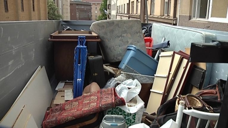 roskalava täynnä huonekaluja ja muuta tavaraa