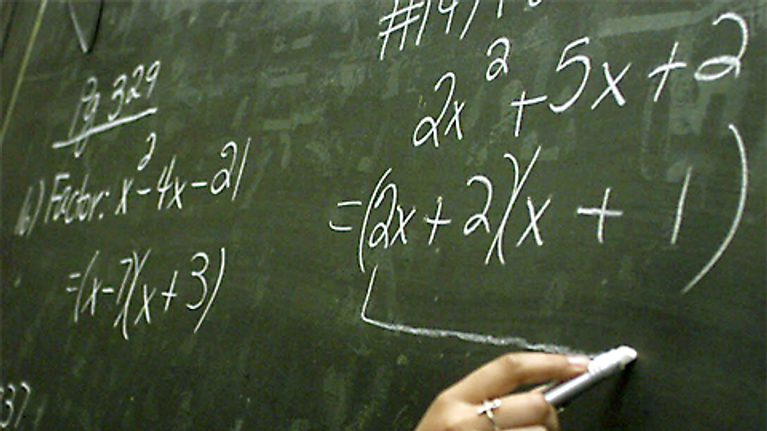 Matematiikan laskuja liitutaululla.