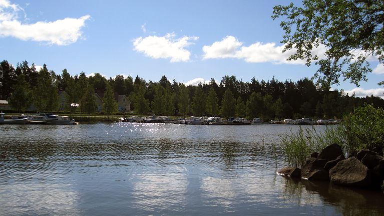 Kuvassa veneitä huvivenesatamassa